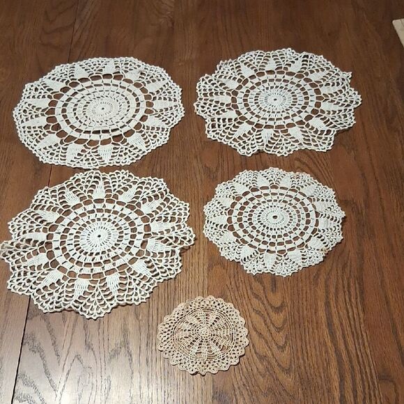 Set of 5 lovely vintage Crochet Doilies in Cream and Tan - Picture 1 of 14